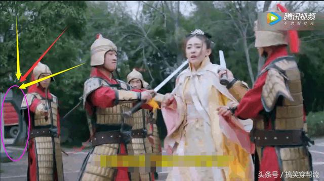 Lỗi khó tin trong phim cổ trang: Xác chết nằm chơi điện thoại, ô tô chạy trên đường